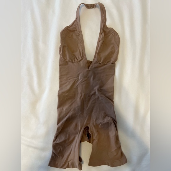 Brand new, never worn SKIMS seamless sculpt plunge mid thigh bodysuit. - Picture 5 of 8